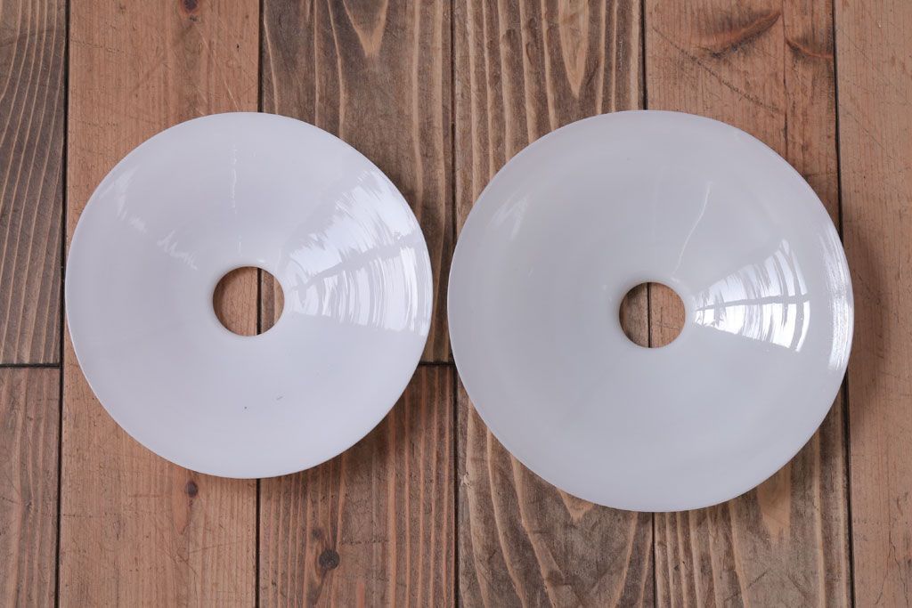 昭和レトロ　シンプルな白いガラスの平笠天井照明2個セット(1)