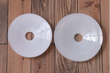昭和レトロ　シンプルな白いガラスの平笠天井照明2個セット(1)