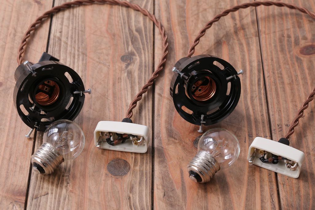 昭和レトロ　シンプルな白いガラスの平笠天井照明2個セット(1)