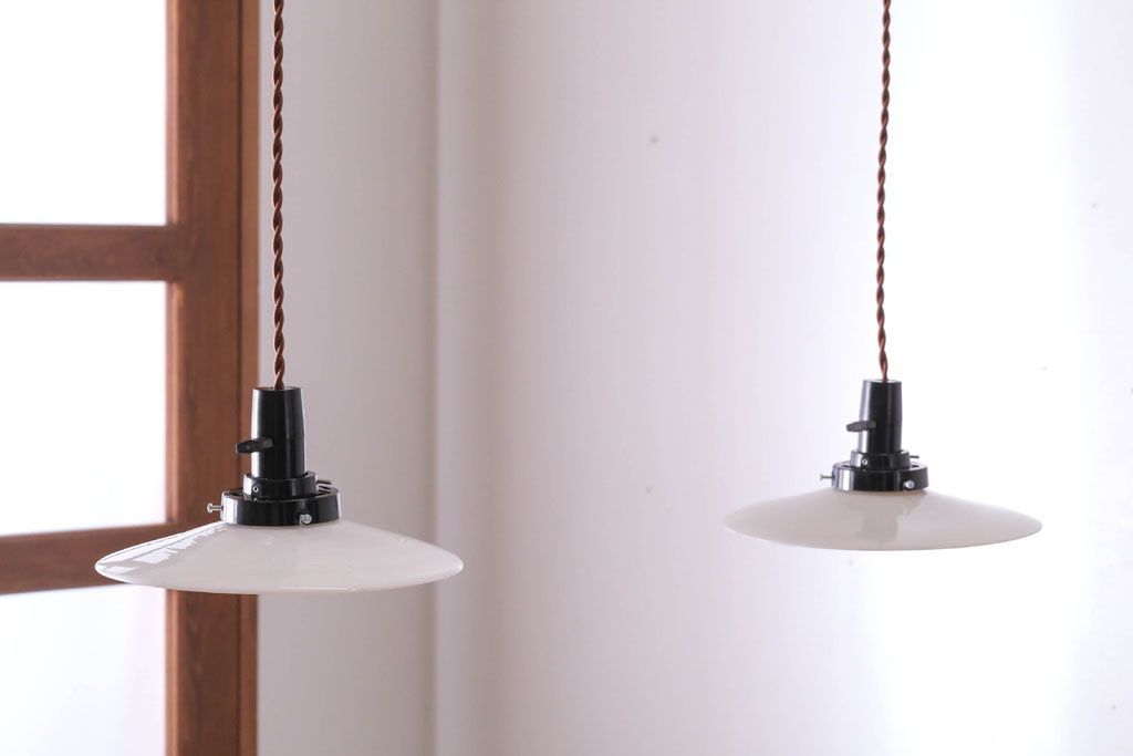 昭和レトロ　シンプルな白いガラスの平笠天井照明2個セット(2)