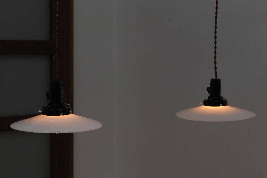 昭和レトロ　シンプルな白いガラスの平笠天井照明2個セット(2)