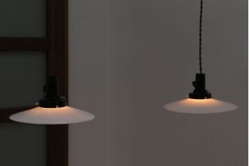 昭和レトロ　シンプルな白いガラスの平笠天井照明2個セット(2)