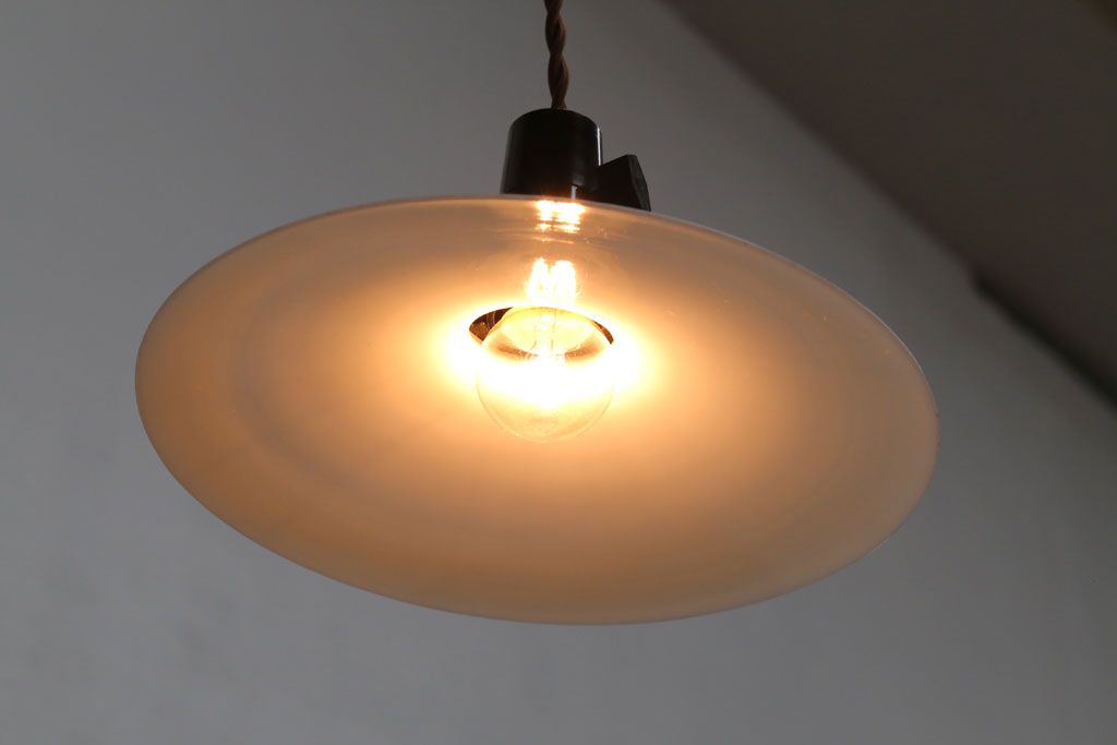 昭和レトロ　シンプルな白いガラスの平笠天井照明2個セット(2)