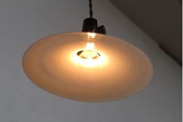 昭和レトロ　シンプルな白いガラスの平笠天井照明2個セット(2)