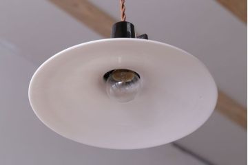 昭和レトロ　シンプルな白いガラスの平笠天井照明2個セット(2)