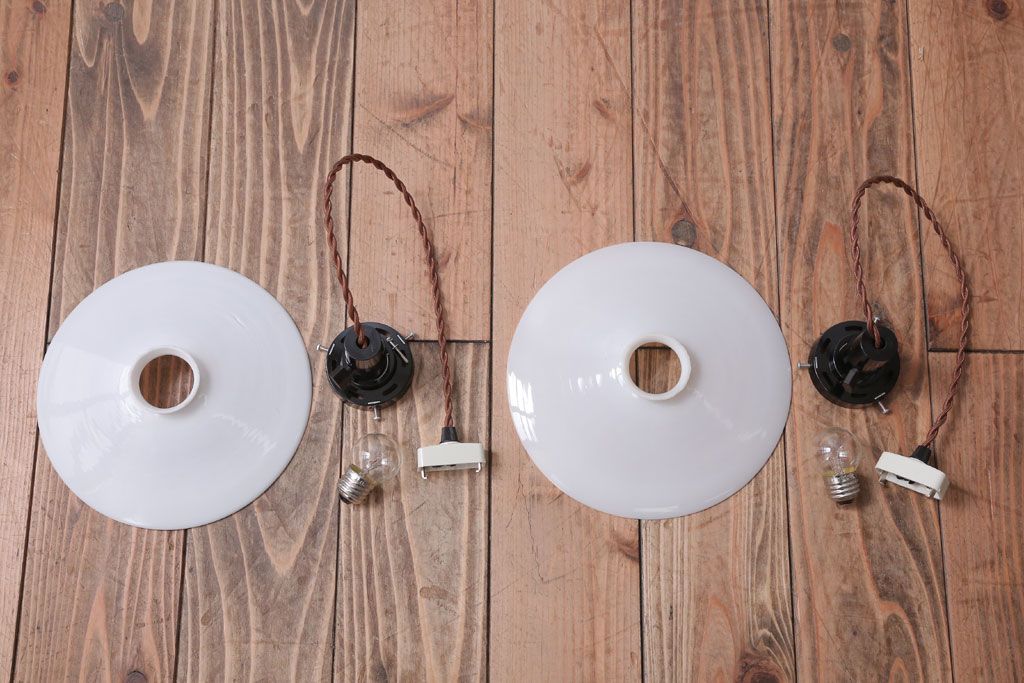 昭和レトロ　シンプルな白いガラスの平笠天井照明2個セット(2)