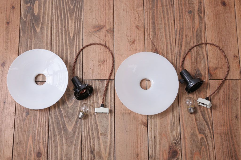 昭和レトロ　シンプルな白いガラスの平笠天井照明2個セット(2)