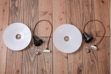 昭和レトロ　シンプルな白いガラスの平笠天井照明2個セット(2)