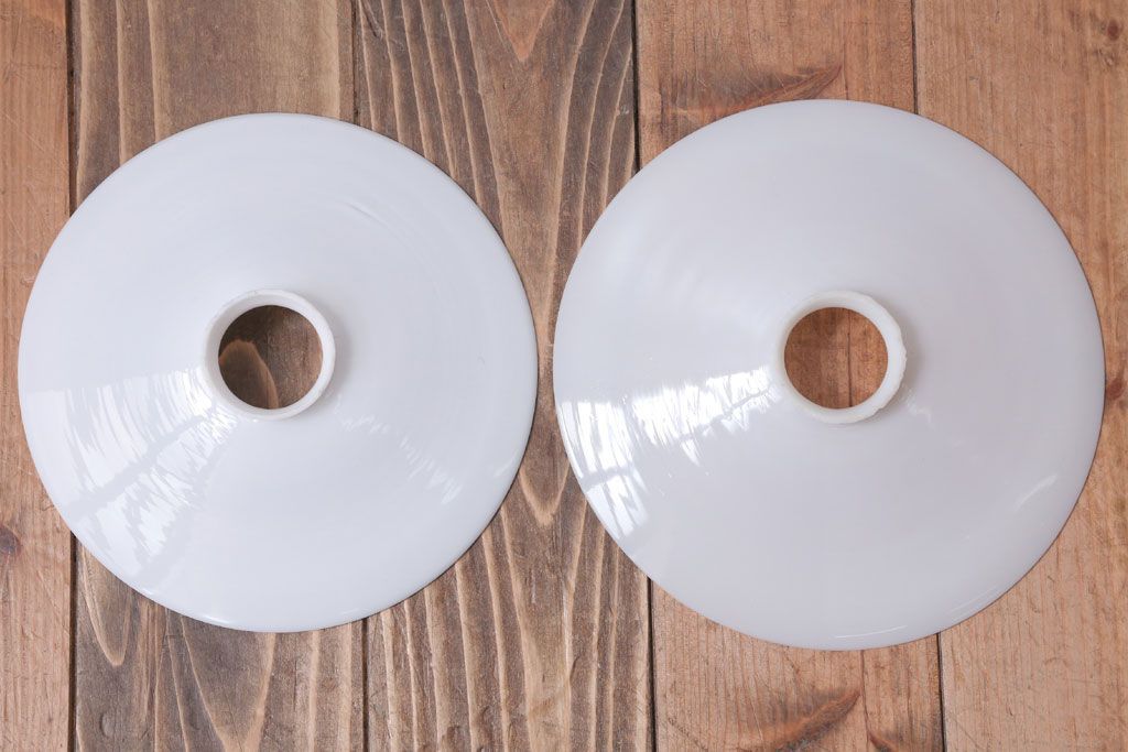 昭和レトロ　シンプルな白いガラスの平笠天井照明2個セット(2)