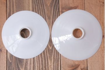 昭和レトロ　シンプルな白いガラスの平笠天井照明2個セット(2)