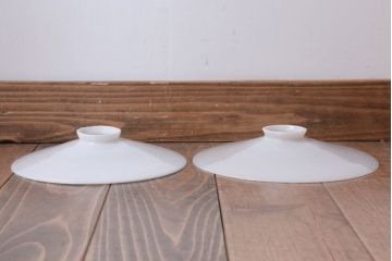 昭和レトロ　シンプルな白いガラスの平笠天井照明2個セット(2)