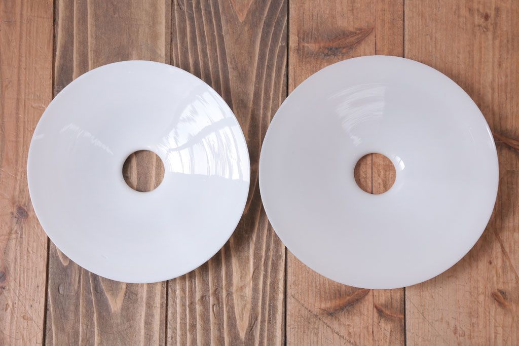 昭和レトロ　シンプルな白いガラスの平笠天井照明2個セット(2)