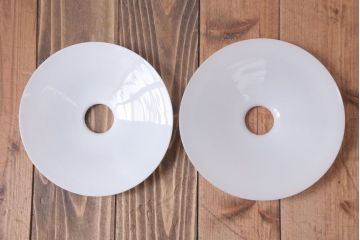 昭和レトロ　シンプルな白いガラスの平笠天井照明2個セット(2)