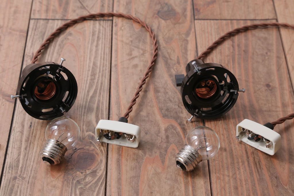 昭和レトロ　シンプルな白いガラスの平笠天井照明2個セット(2)