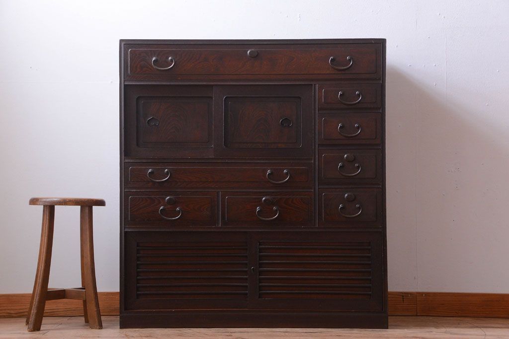 アンティーク家具　古民具・骨董　かくし付き　前面桑材のアンティーク横桟引き戸帳場箪笥