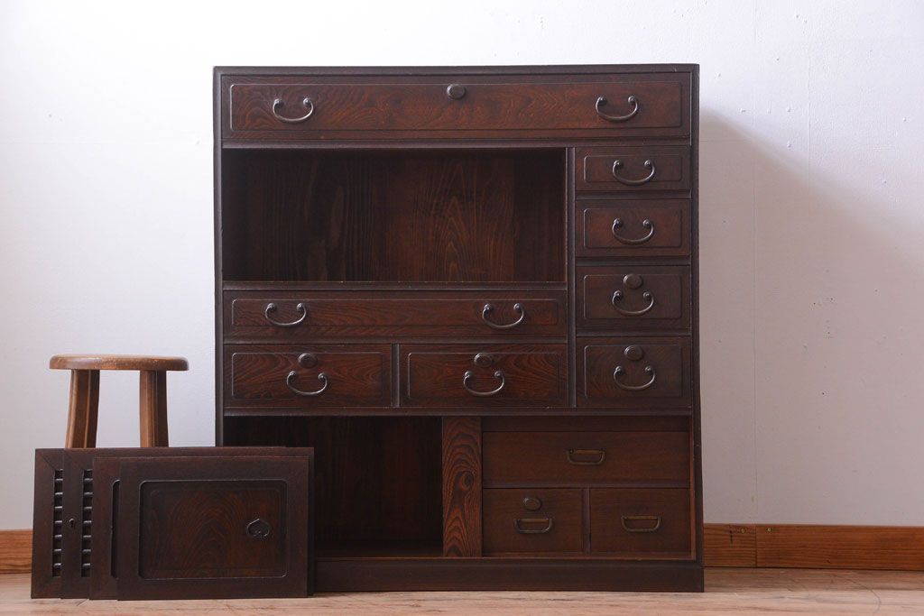 アンティーク家具　古民具・骨董　かくし付き　前面桑材のアンティーク横桟引き戸帳場箪笥