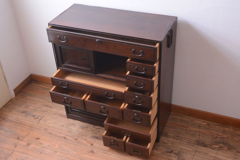 アンティーク家具　古民具・骨董　かくし付き　前面桑材のアンティーク横桟引き戸帳場箪笥