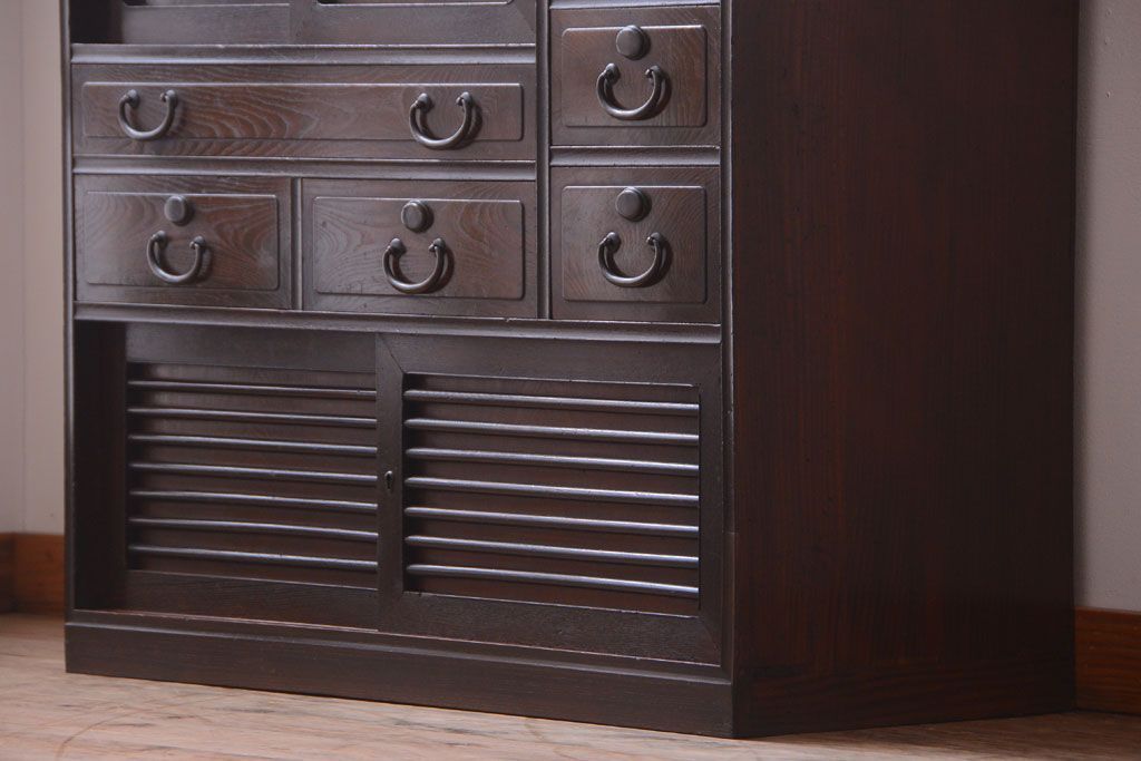 アンティーク家具　古民具・骨董　かくし付き　前面桑材のアンティーク横桟引き戸帳場箪笥