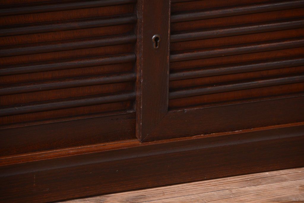 アンティーク家具　古民具・骨董　かくし付き　前面桑材のアンティーク横桟引き戸帳場箪笥