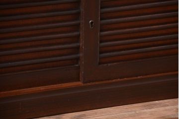 アンティーク家具　古民具・骨董　かくし付き　前面桑材のアンティーク横桟引き戸帳場箪笥