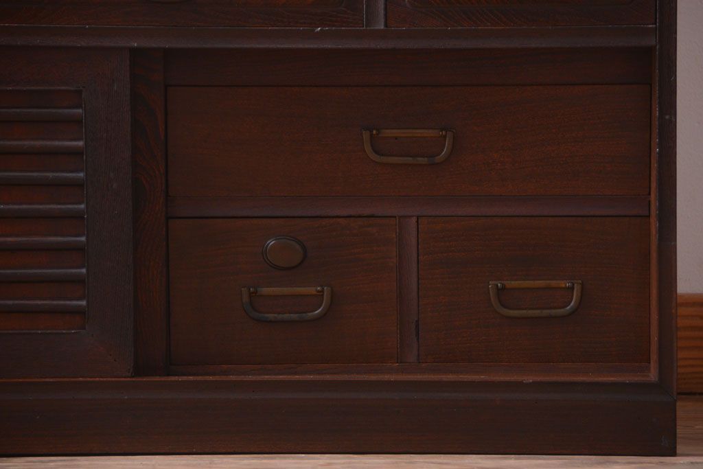 アンティーク家具　古民具・骨董　かくし付き　前面桑材のアンティーク横桟引き戸帳場箪笥