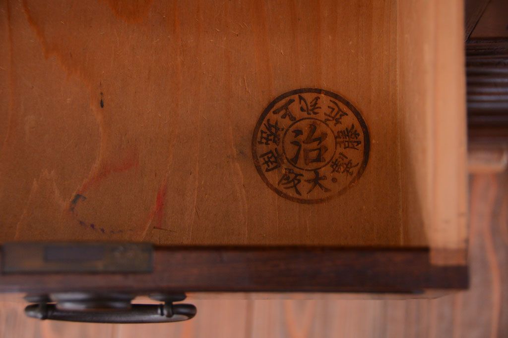 アンティーク家具　古民具・骨董　かくし付き　前面桑材のアンティーク横桟引き戸帳場箪笥