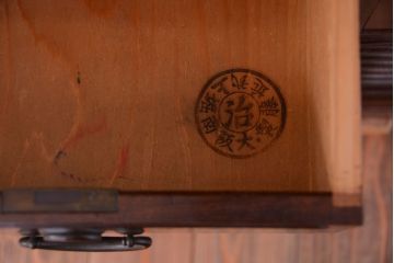 アンティーク家具　古民具・骨董　かくし付き　前面桑材のアンティーク横桟引き戸帳場箪笥