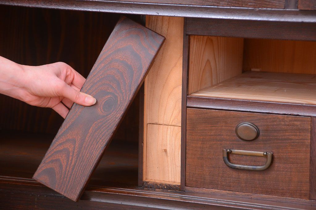 アンティーク家具　古民具・骨董　かくし付き　前面桑材のアンティーク横桟引き戸帳場箪笥