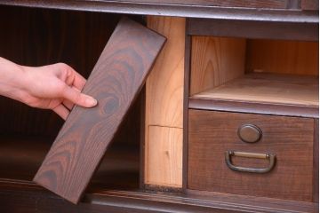 アンティーク家具　古民具・骨董　かくし付き　前面桑材のアンティーク横桟引き戸帳場箪笥