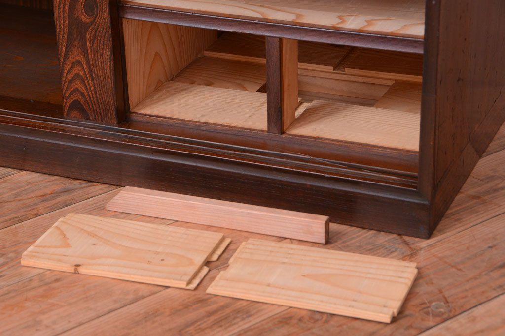 アンティーク家具　古民具・骨董　かくし付き　前面桑材のアンティーク横桟引き戸帳場箪笥