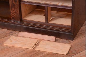 アンティーク家具　古民具・骨董　かくし付き　前面桑材のアンティーク横桟引き戸帳場箪笥