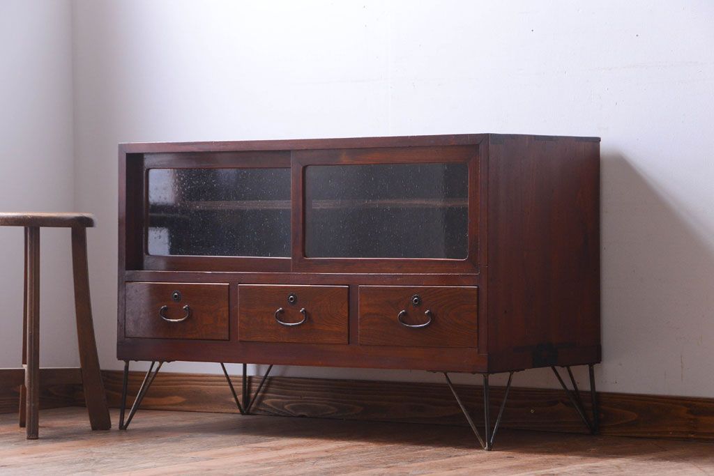 アンティーク家具　アンティーク　気泡ガラス引き戸の鉄脚ローボード