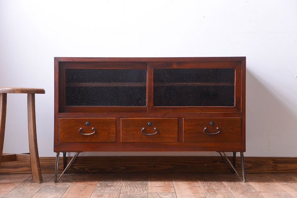 アンティーク家具　アンティーク　気泡ガラス引き戸の鉄脚ローボード