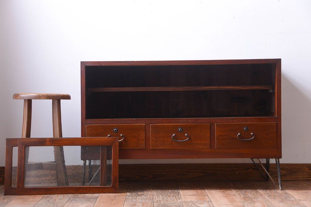 アンティーク家具　アンティーク　気泡ガラス引き戸の鉄脚ローボード