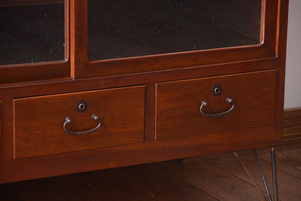 アンティーク家具　アンティーク　気泡ガラス引き戸の鉄脚ローボード