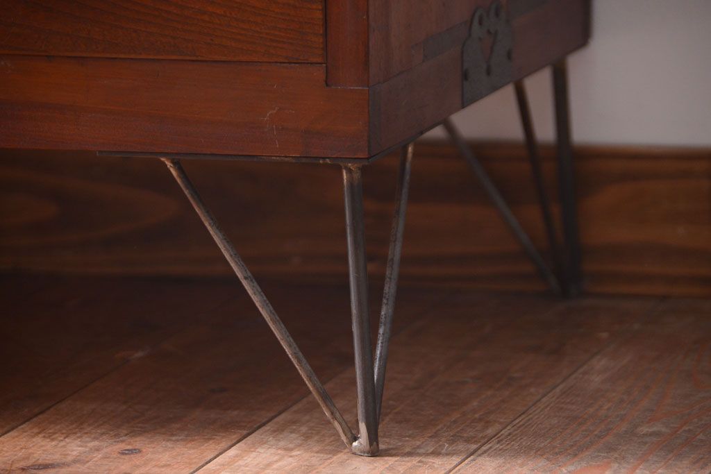 アンティーク家具　アンティーク　気泡ガラス引き戸の鉄脚ローボード