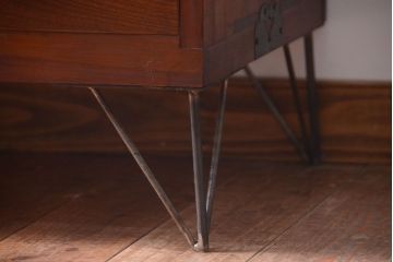 アンティーク家具　アンティーク　気泡ガラス引き戸の鉄脚ローボード