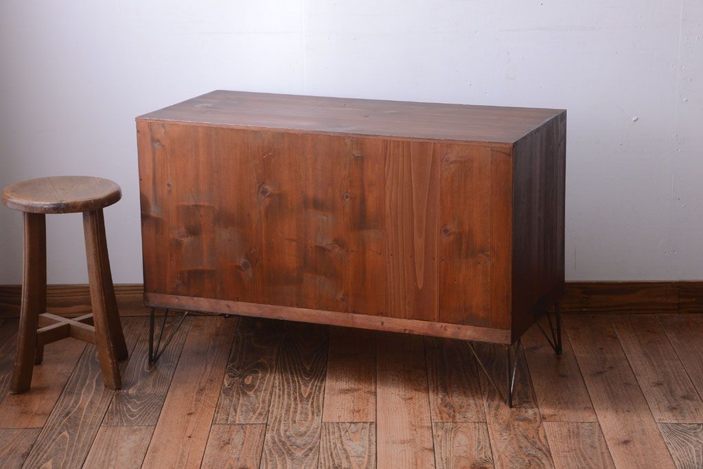 アンティーク家具　アンティーク　気泡ガラス引き戸の鉄脚ローボード