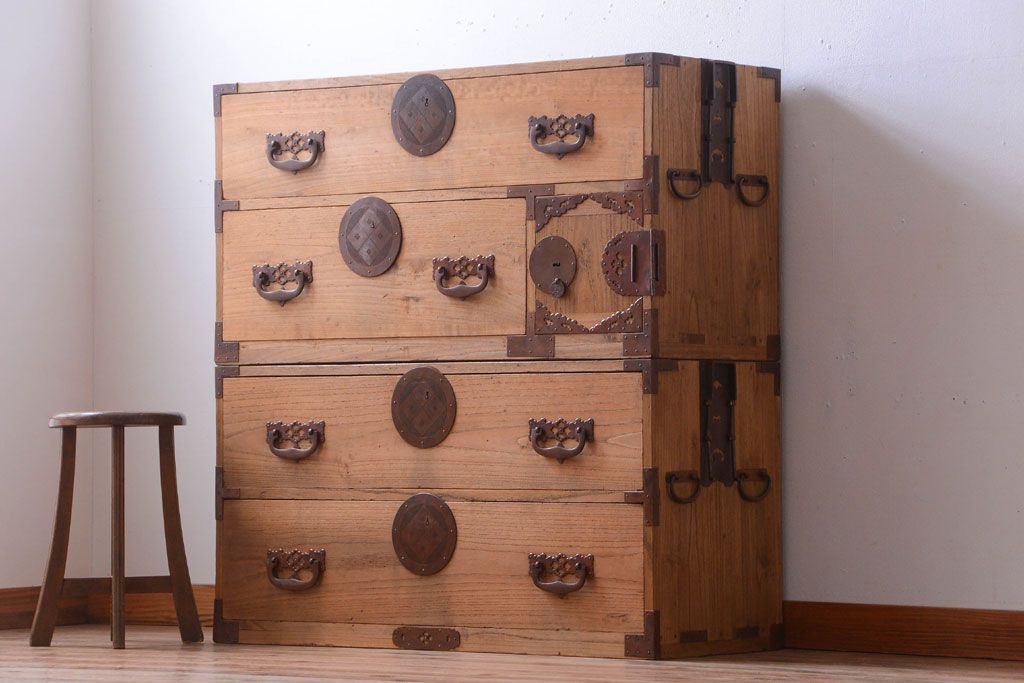 アンティーク家具　古民具・骨董　新潟産　厚手の銅金具が美しい総桐材の高級衣装箪笥(桐箪笥、桐たんす)