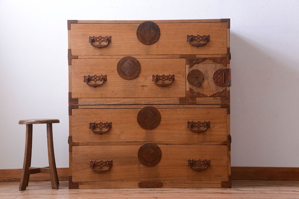 アンティーク家具　古民具・骨董　新潟産　厚手の銅金具が美しい総桐材の高級衣装箪笥(桐箪笥、桐たんす)