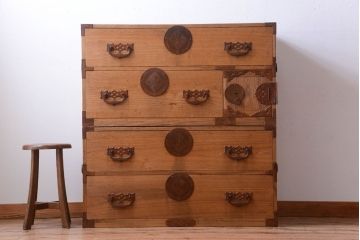 アンティーク家具　古民具・骨董　新潟産　厚手の銅金具が美しい総桐材の高級衣装箪笥(桐箪笥、桐たんす)