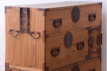 アンティーク家具　古民具・骨董　新潟産　厚手の銅金具が美しい総桐材の高級衣装箪笥(桐箪笥、桐たんす)