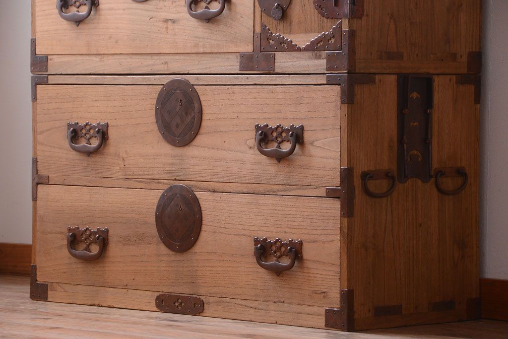 アンティーク家具　古民具・骨董　新潟産　厚手の銅金具が美しい総桐材の高級衣装箪笥(桐箪笥、桐たんす)
