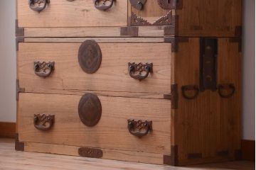 アンティーク家具　古民具・骨董　新潟産　厚手の銅金具が美しい総桐材の高級衣装箪笥(桐箪笥、桐たんす)