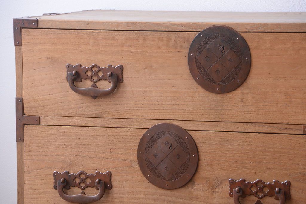 アンティーク家具　古民具・骨董　新潟産　厚手の銅金具が美しい総桐材の高級衣装箪笥(桐箪笥、桐たんす)