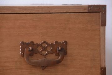 アンティーク家具　古民具・骨董　新潟産　厚手の銅金具が美しい総桐材の高級衣装箪笥(桐箪笥、桐たんす)