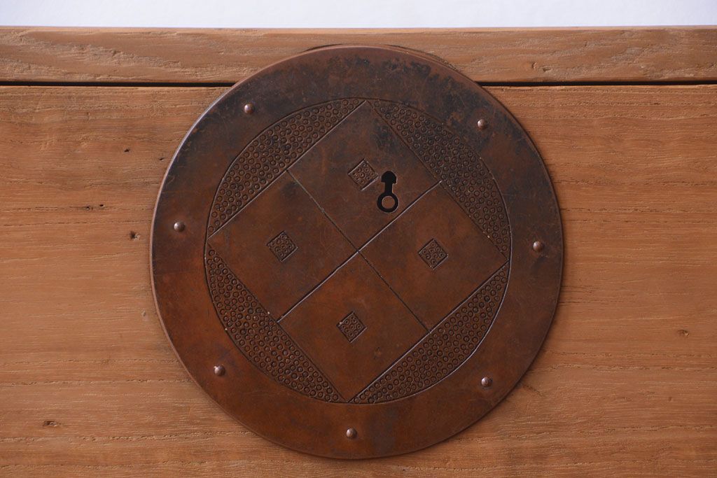 アンティーク家具　古民具・骨董　新潟産　厚手の銅金具が美しい総桐材の高級衣装箪笥(桐箪笥、桐たんす)