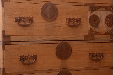 アンティーク家具　古民具・骨董　新潟産　厚手の銅金具が美しい総桐材の高級衣装箪笥(桐箪笥、桐たんす)