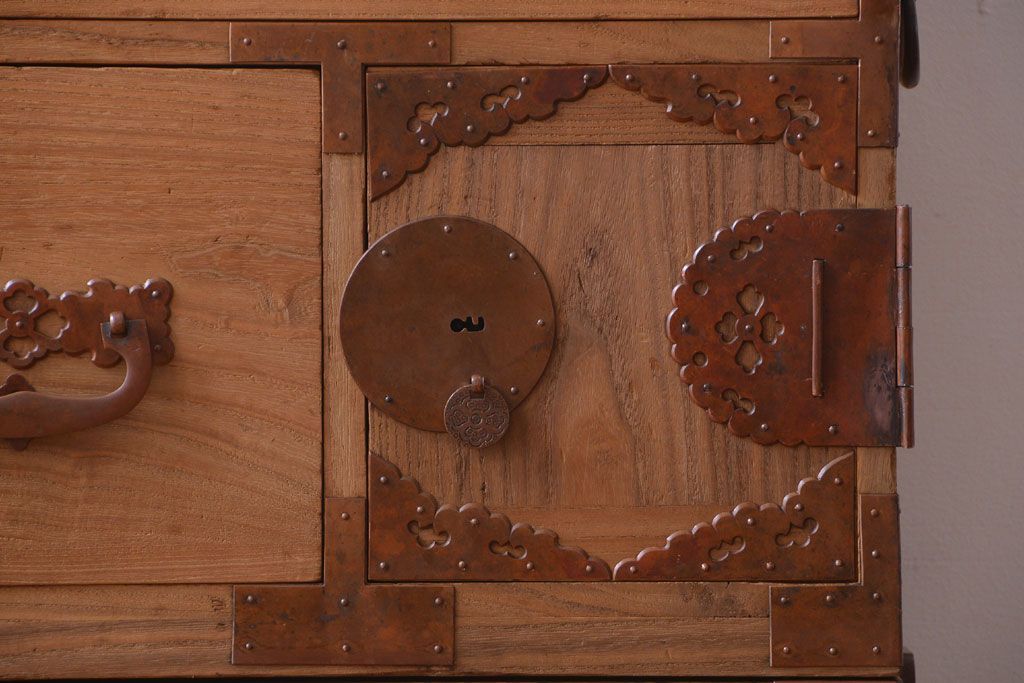 アンティーク家具　古民具・骨董　新潟産　厚手の銅金具が美しい総桐材の高級衣装箪笥(桐箪笥、桐たんす)