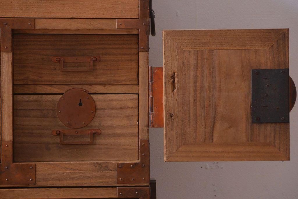 アンティーク家具　古民具・骨董　新潟産　厚手の銅金具が美しい総桐材の高級衣装箪笥(桐箪笥、桐たんす)